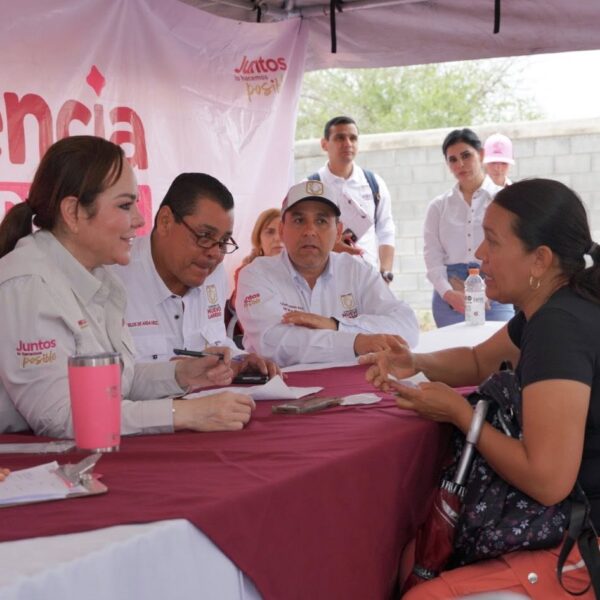 Alcaldesa Carmen Lilia escucha y atiende a ciudadana durante jornada en Villas de San Miguel.