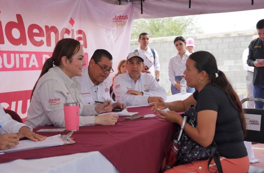 Alcaldesa Carmen Lilia escucha y atiende a ciudadana durante jornada en Villas de San Miguel.