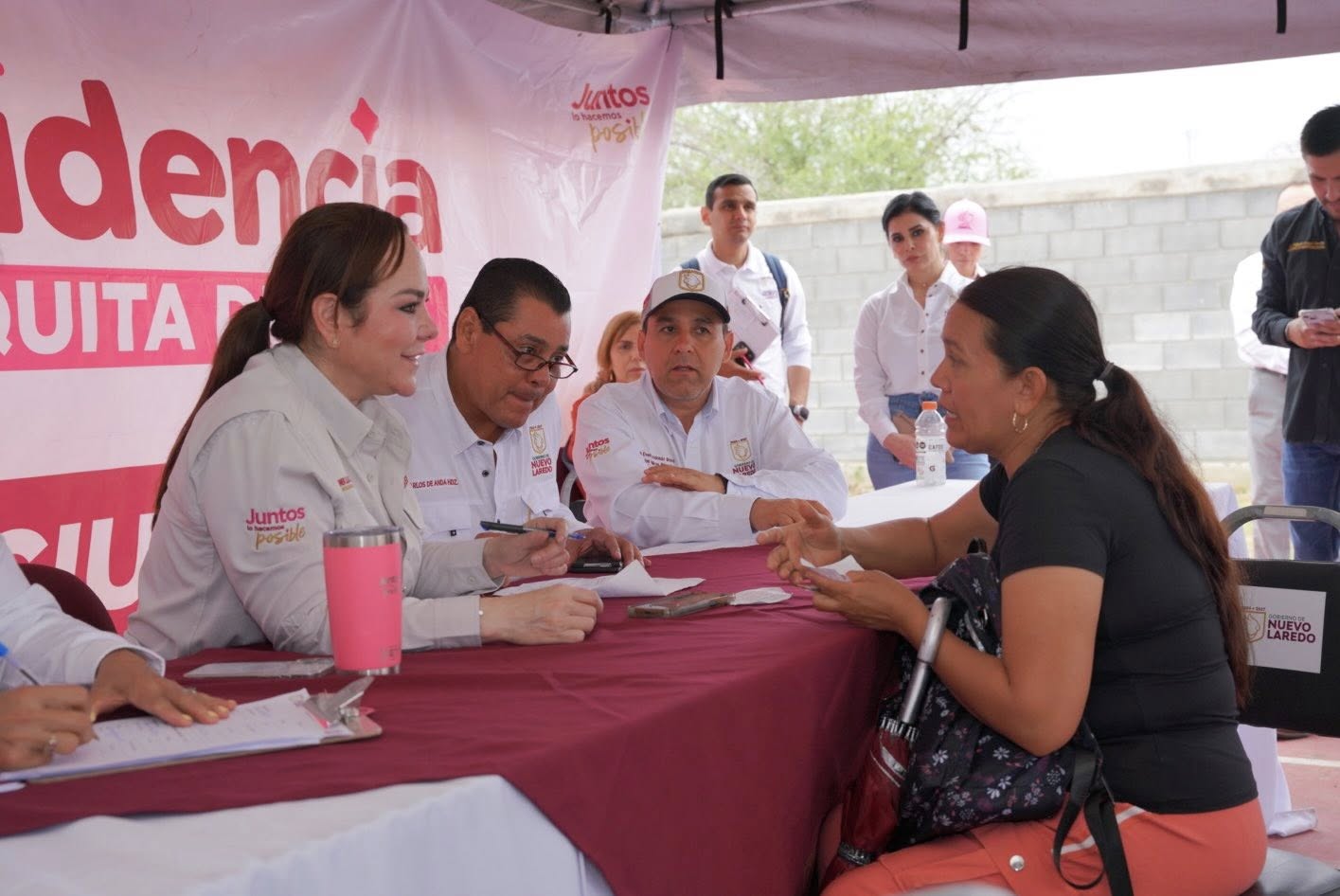Alcaldesa Carmen Lilia escucha y atiende a ciudadana durante jornada en Villas de San Miguel.