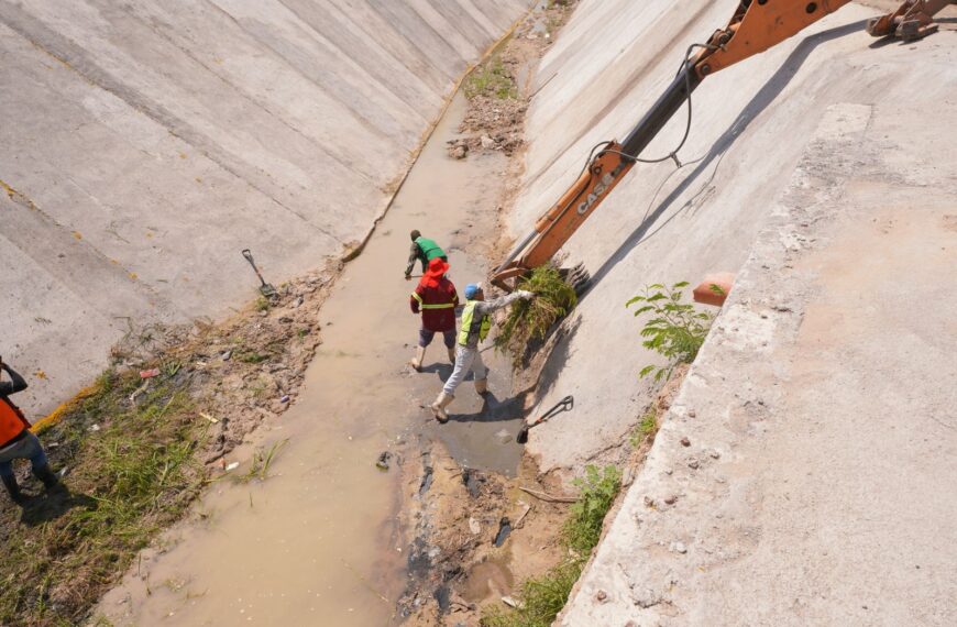 Refuerzan limpieza de arroyos en Nuevo Laredo para prevenir inundaciones