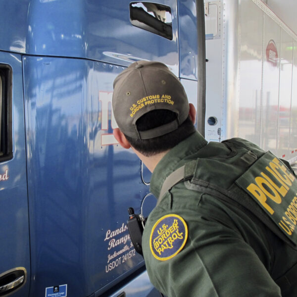 Ocultó a cinco migrantes en su cabina: Trailero detenido en Laredo podría pasar hasta 30 años en prisión