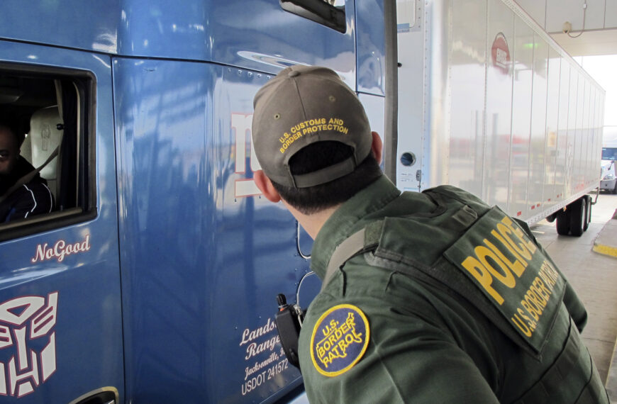Ocultó a cinco migrantes en su cabina: Trailero detenido en Laredo podría pasar hasta 30 años en prisión