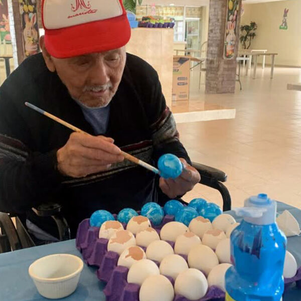 ¡Estos huevos de Pascua tienen más que color! Apoya a los abuelitos del Asilo Vida y Esperanza y llévate a casa un pedacito de alegría
