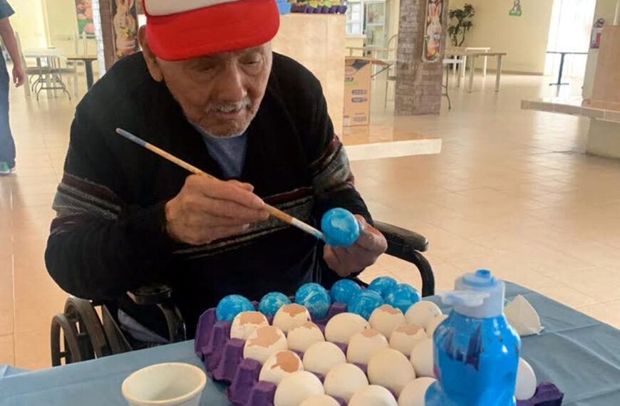 ¡Estos huevos de Pascua tienen más que color! Apoya a los abuelitos del Asilo Vida y Esperanza y llévate a casa un pedacito de alegría