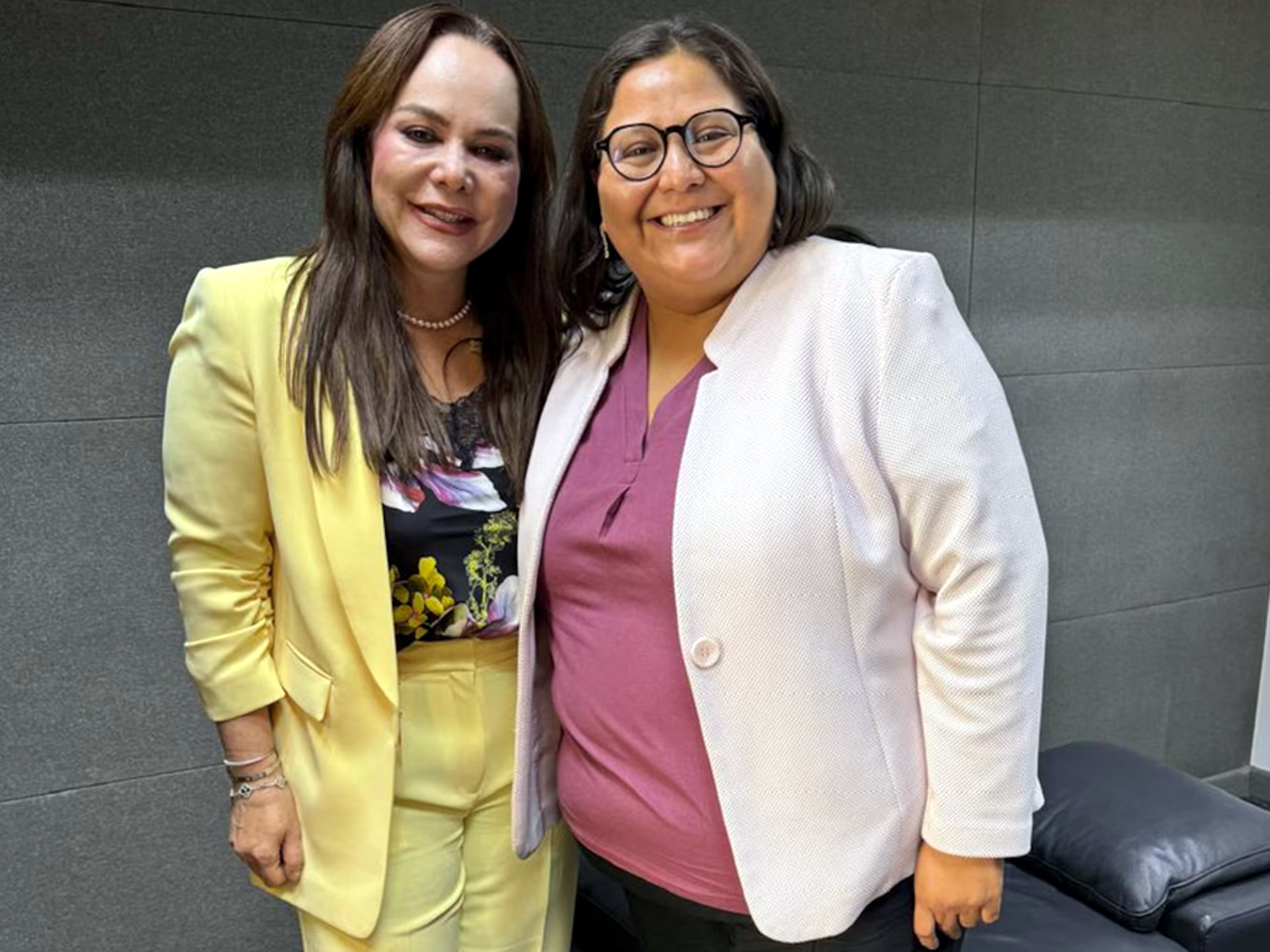 Carmen Lilia Canturosas y Citlalli Hernández en Ciudad de México durante reunión del CNOTDU