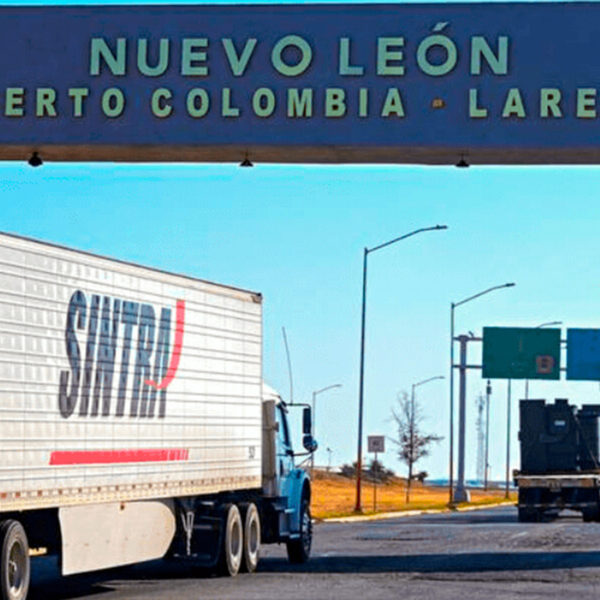 Camiones en cruce fronterizo del Puente Colombia Laredo