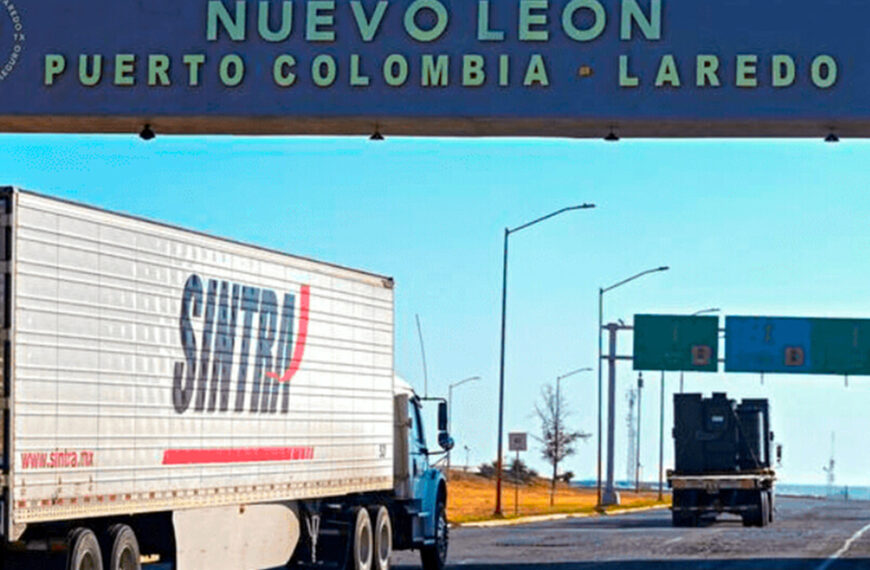Camiones en cruce fronterizo del Puente Colombia Laredo