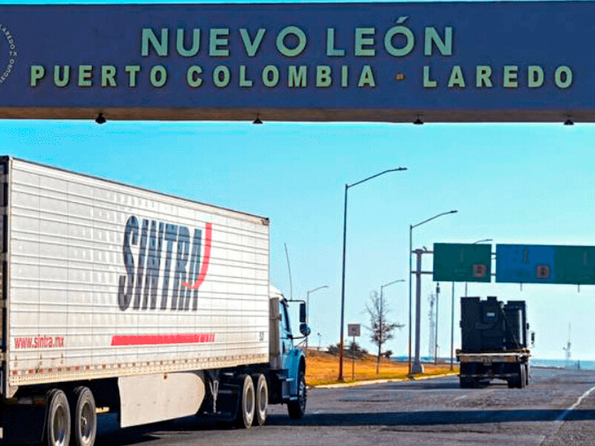 Camiones en cruce fronterizo del Puente Colombia Laredo