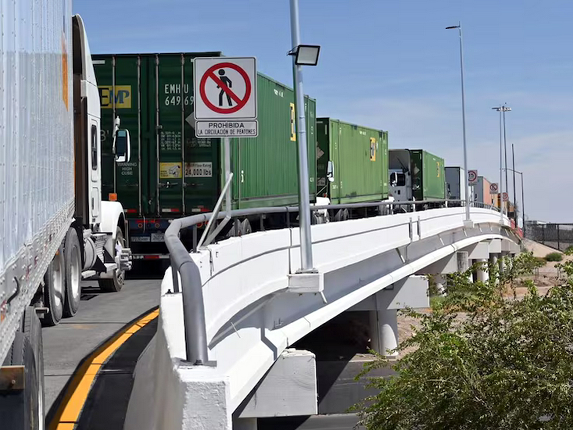 Doble cobro en Puerto Colombia afecta a transportistas de Nuevo Laredo y Laredo, Texas