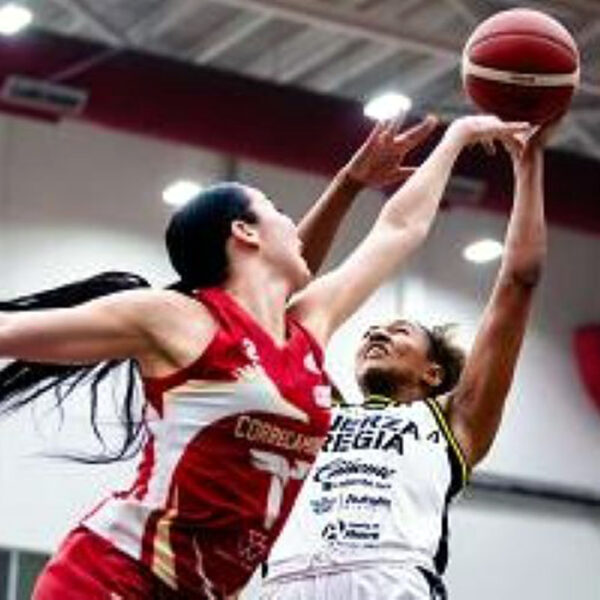 Jugadoras de Correcaminos Femenil en acción durante partido de baloncesto LNBP; posible juego en Nuevo Laredo