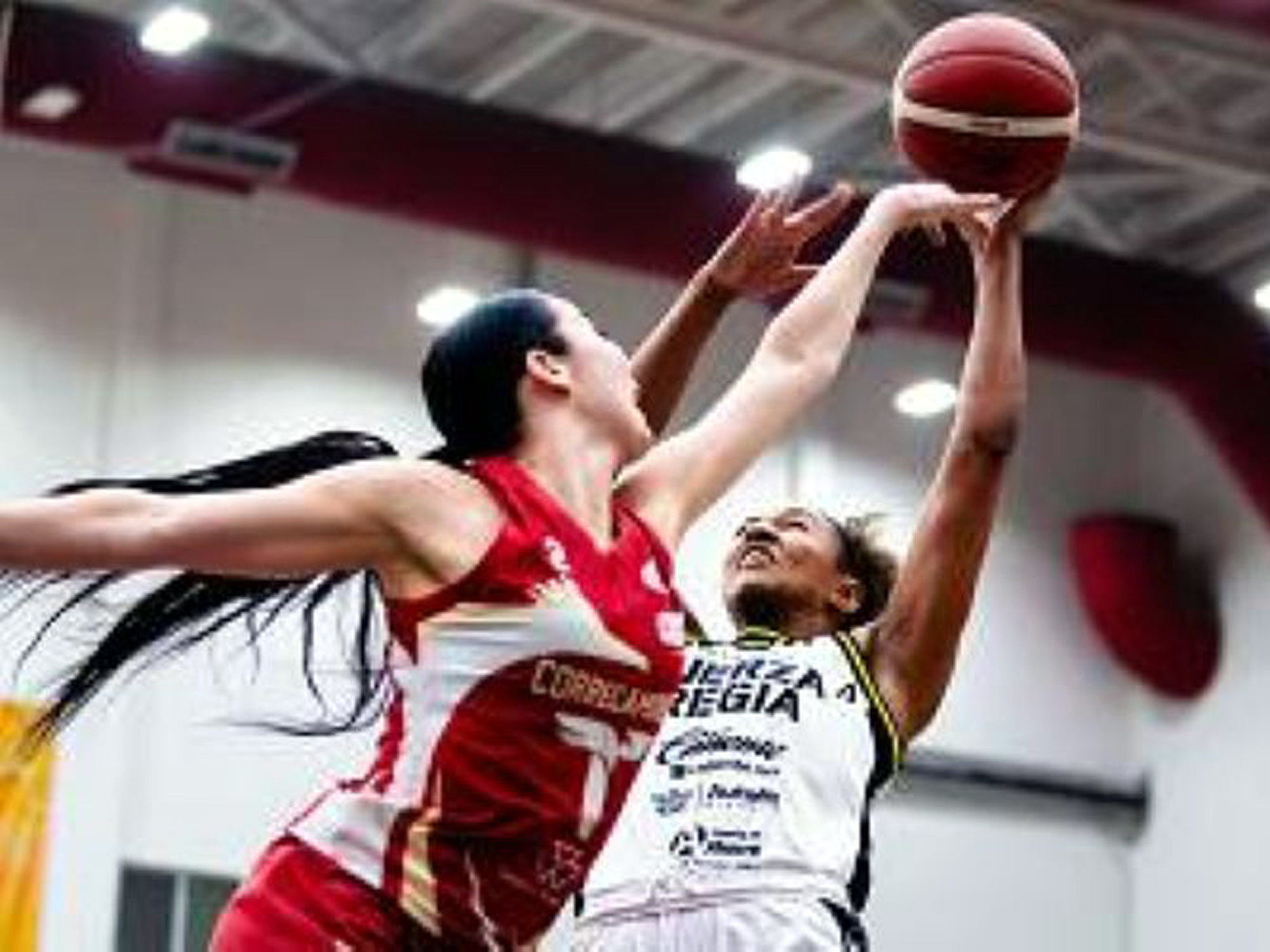 Jugadoras de Correcaminos Femenil en acción durante partido de baloncesto LNBP; posible juego en Nuevo Laredo