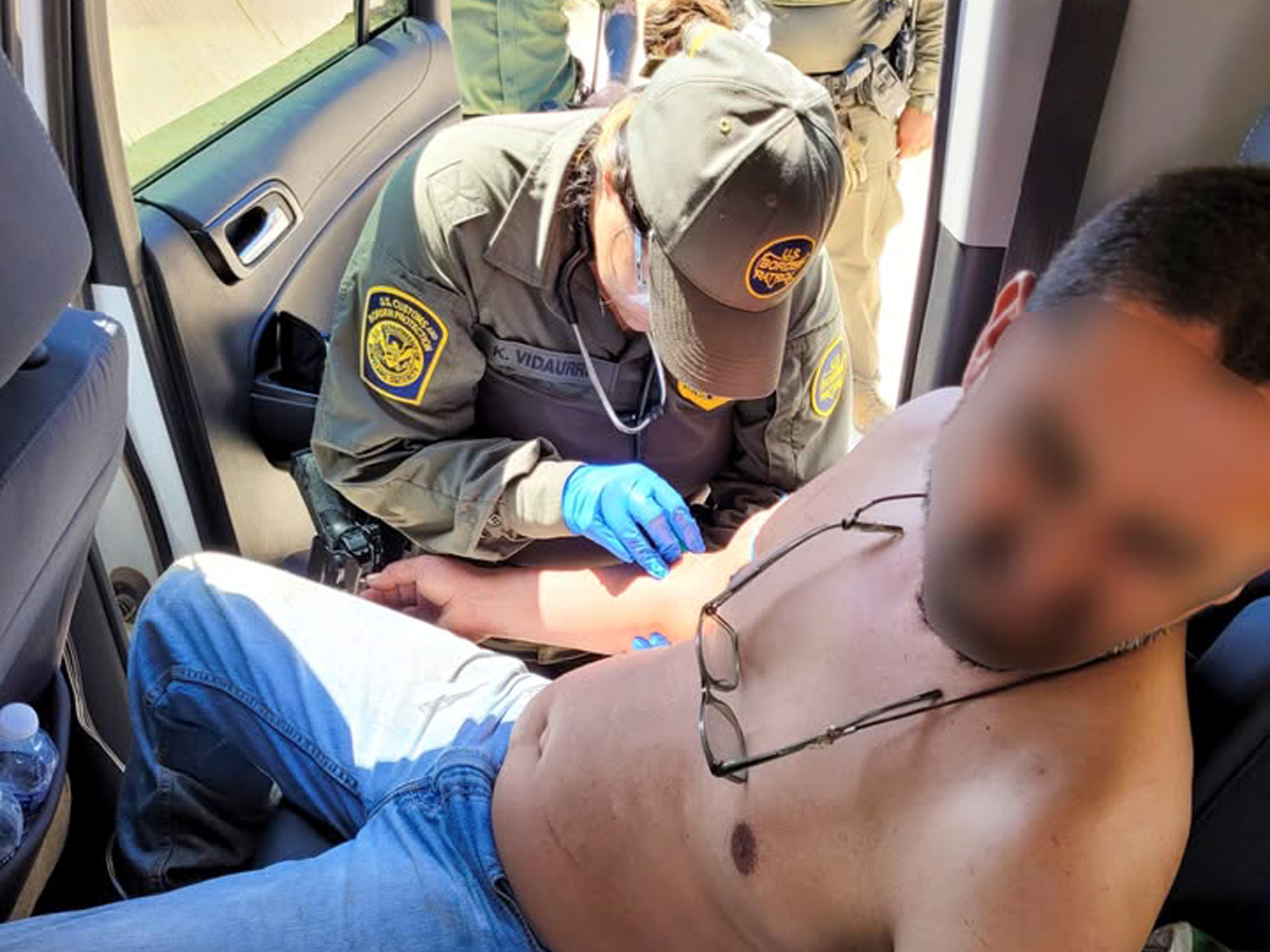 Agentes brindan primeros auxilios a migrante en unidad mvil tras rescate en Encinal