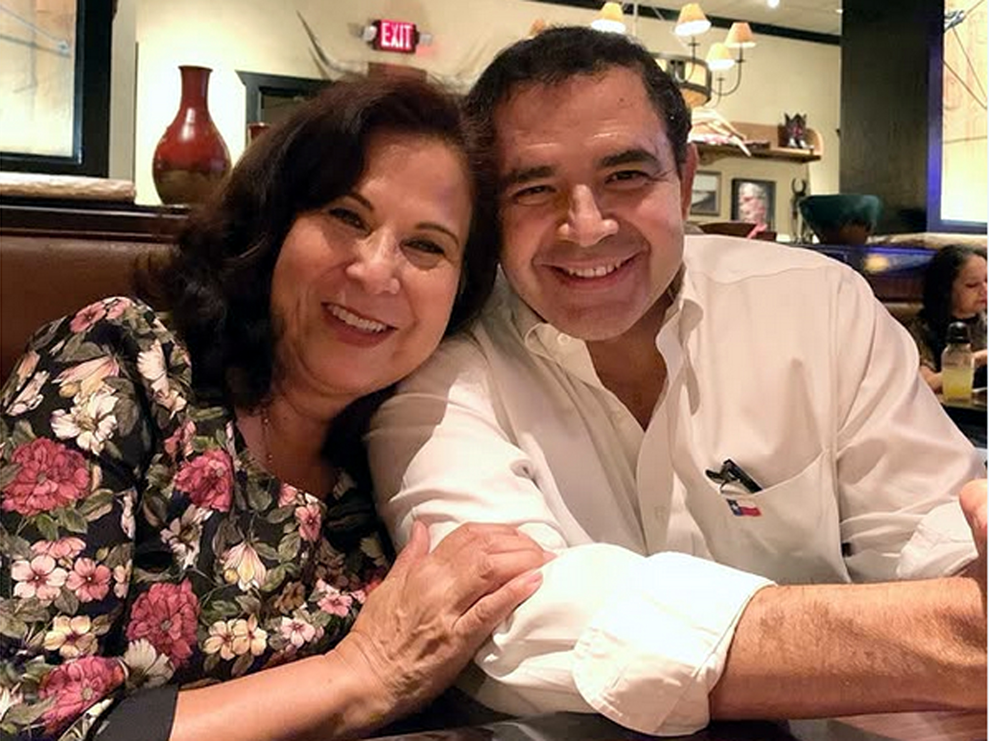 Henry Cuéllar pide trasladar juicio federal a Laredo Texas.