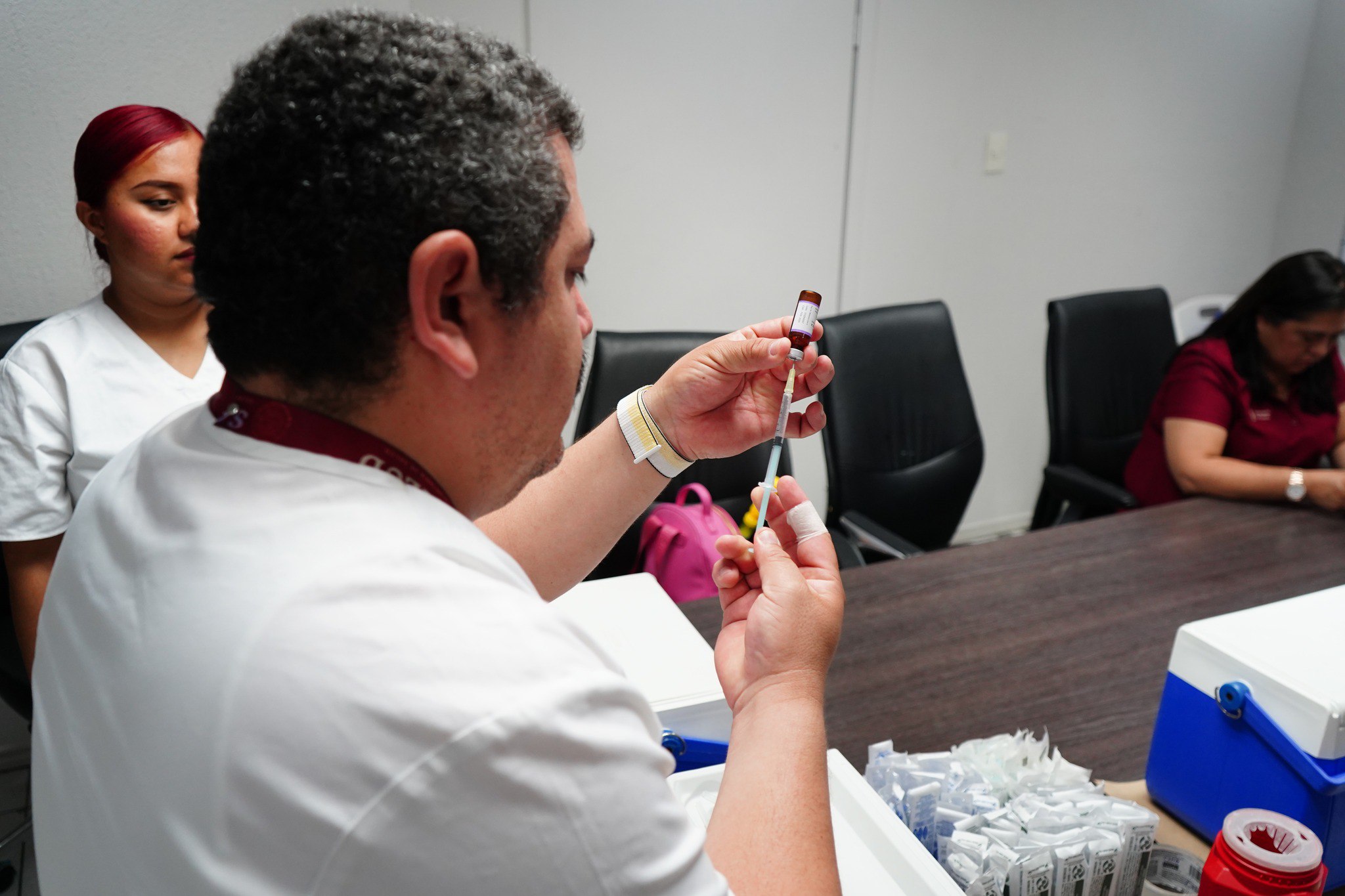 Vacunacin gratuita en DIF Nuevo Laredo durante la Semana Nacional 2025
