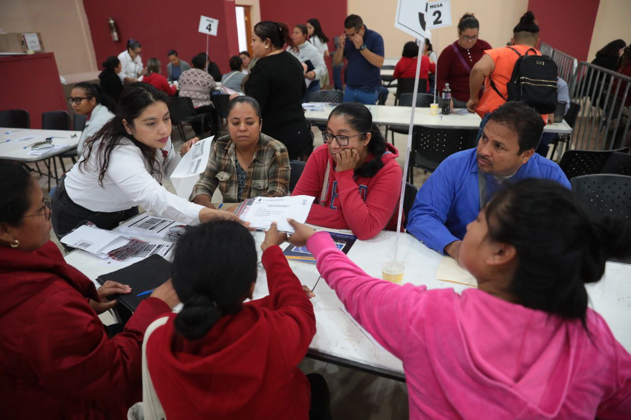Beneficiarios reciben informacin detallada sobre el programa de becas en mesas de atencin del gobierno municipal