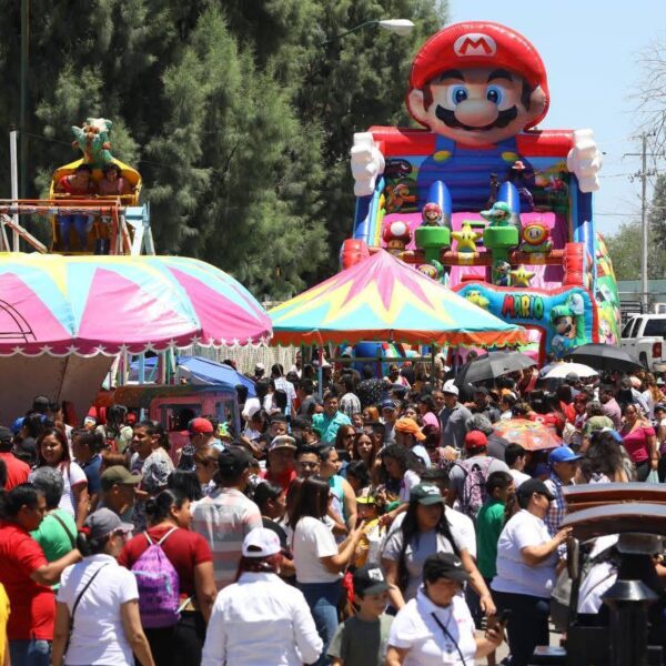 Niños disfrutando el Festival del Día del Niño en Parque Viveros