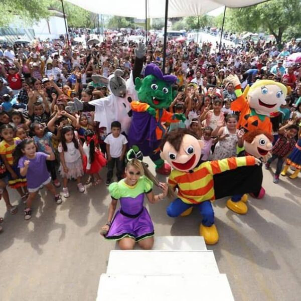 Espectáculo infantil y personajes animados rodeados de niños durante el Festival del Día del Niño en Nuevo Laredo.