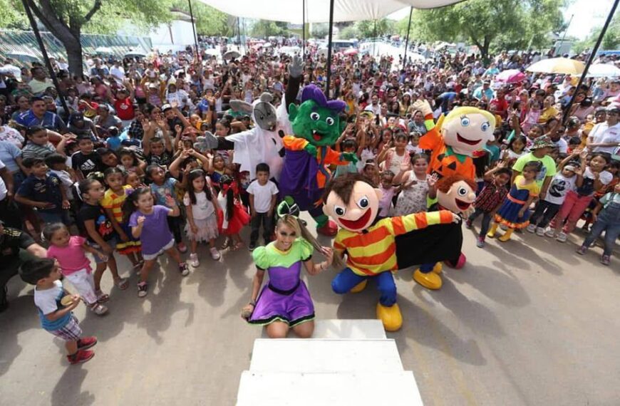 Espectáculo infantil y personajes animados rodeados de niños durante el Festival del Día del Niño en Nuevo Laredo.