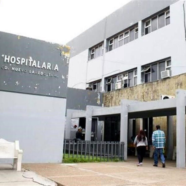 Fachada exterior deteriorada de la Clínica Hospitalaria ISSSTE en Nuevo Laredo, evidenciando la necesidad urgente de inversión y mantenimiento.