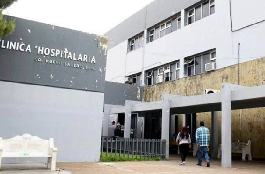 Fachada exterior deteriorada de la Clínica Hospitalaria ISSSTE en Nuevo Laredo, evidenciando la necesidad urgente de inversión y mantenimiento.