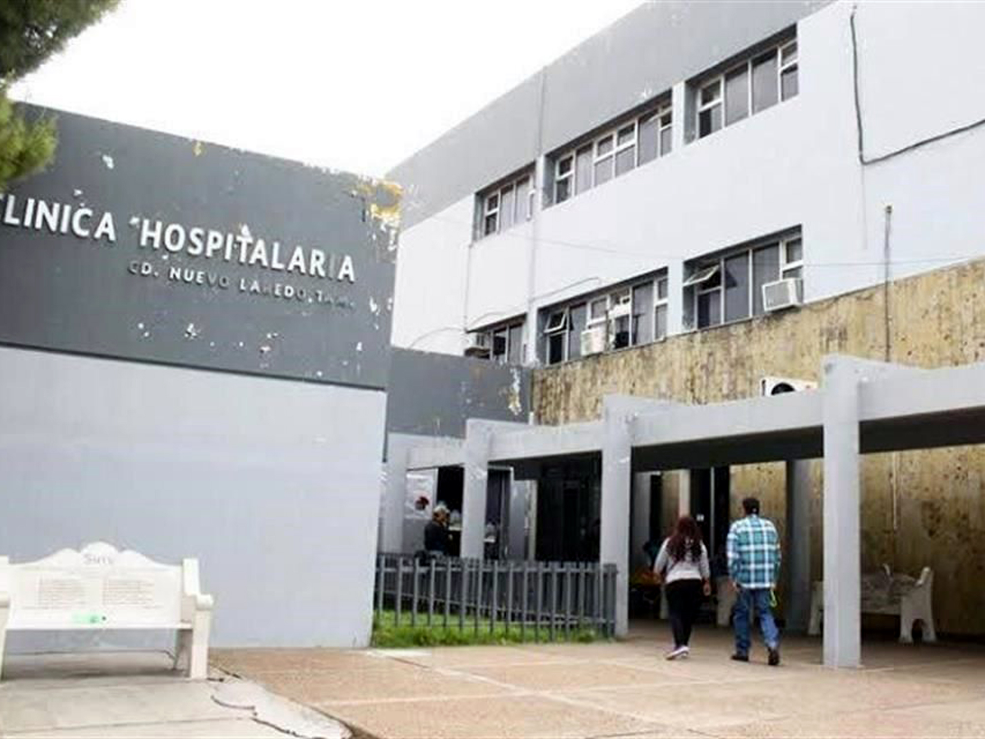 Fachada exterior deteriorada de la Clínica Hospitalaria ISSSTE en Nuevo Laredo, evidenciando la necesidad urgente de inversión y mantenimiento.