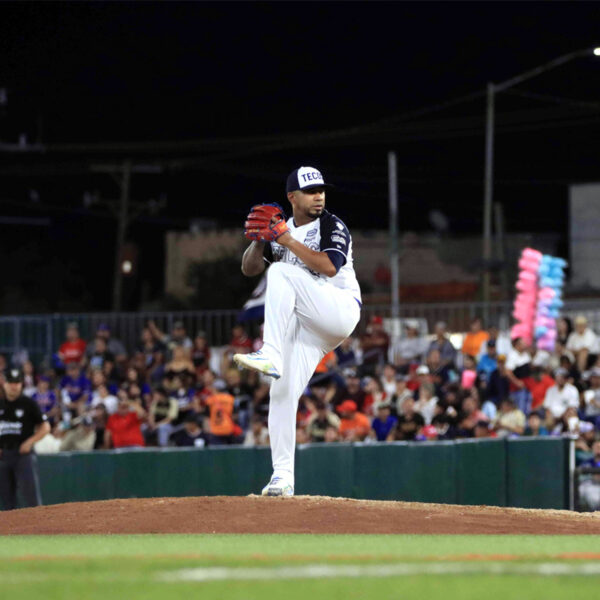 Junior Guerra lanza para los Tecolotes de los Dos Laredos durante la temporada 2025 de la Liga Mexicana de Béisbol