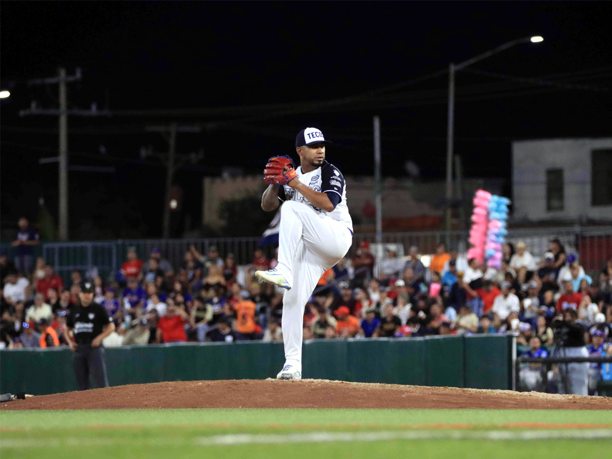 Junior Guerra lanza para los Tecolotes de los Dos Laredos durante la temporada 2025 de la Liga Mexicana de Béisbol