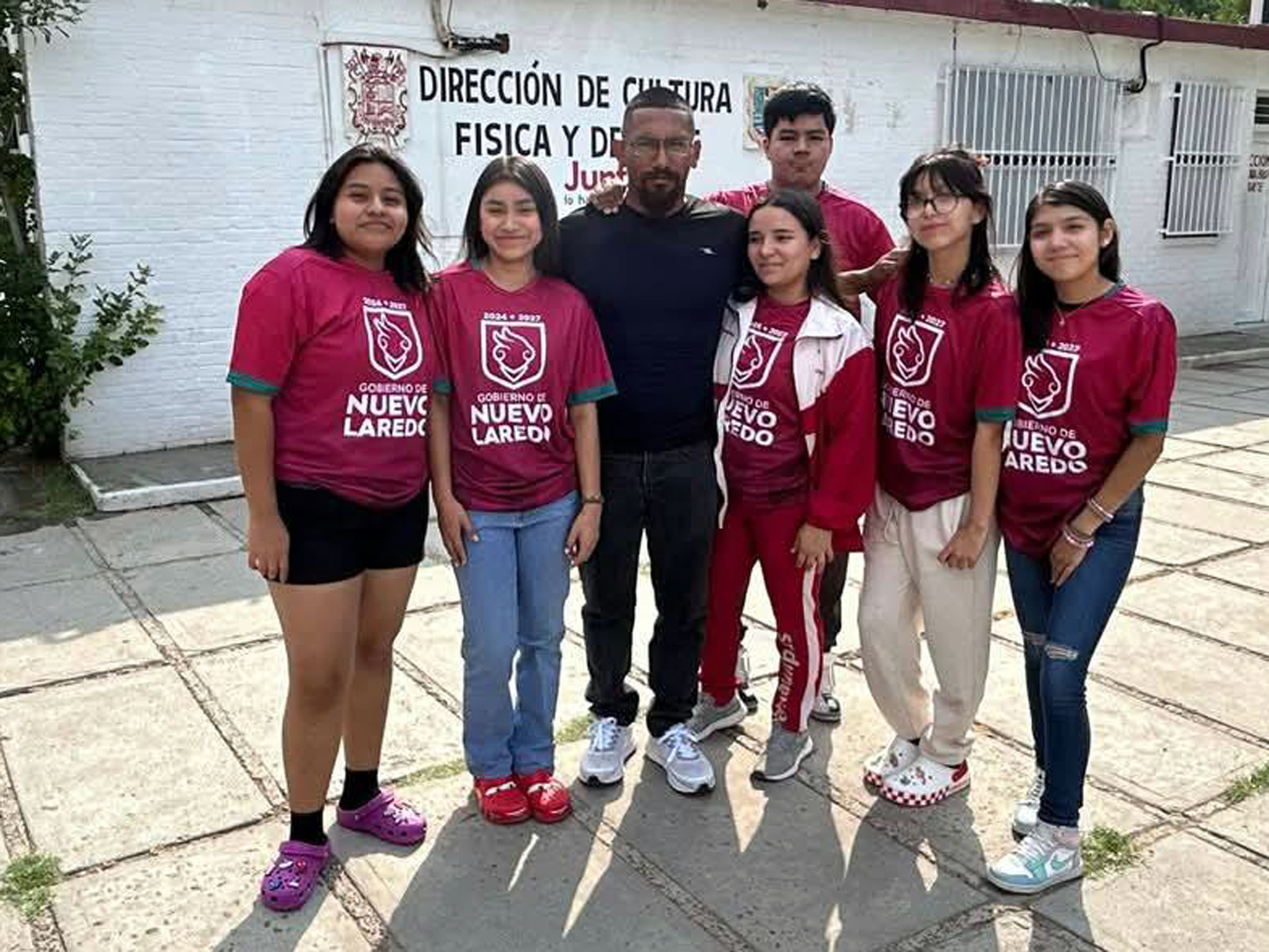 Entrenadores y atletas del equipo Lagartijos despidindose antes de partir al Macroregional CONADE en Monterrey
