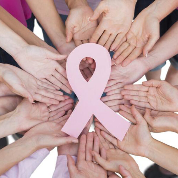 Mujeres reunidas en un taller de salud sobre cáncer de mama