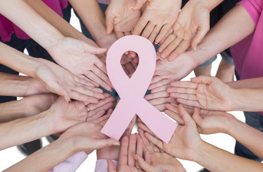Mujeres reunidas en un taller de salud sobre cáncer de mama