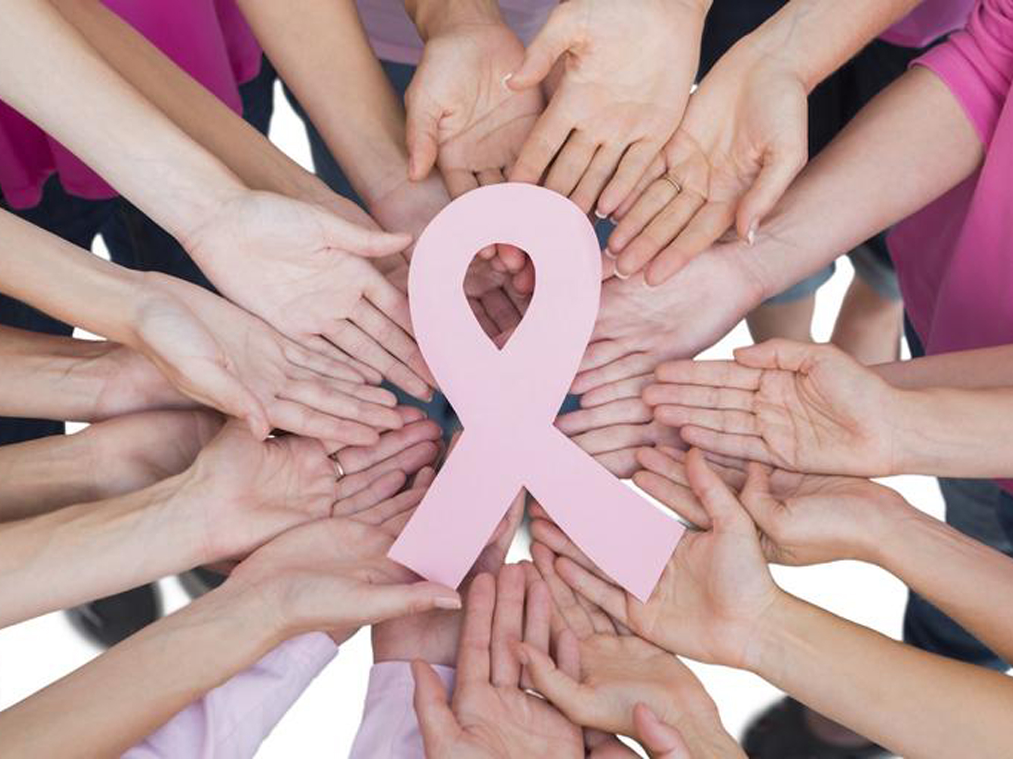 Mujeres reunidas en un taller de salud sobre cáncer de mama