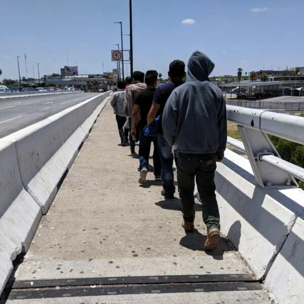 Personas repatriadas en Nuevo Laredo reciben apoyo de transporte y orientación del Instituto Tamaulipeco para el Migrante