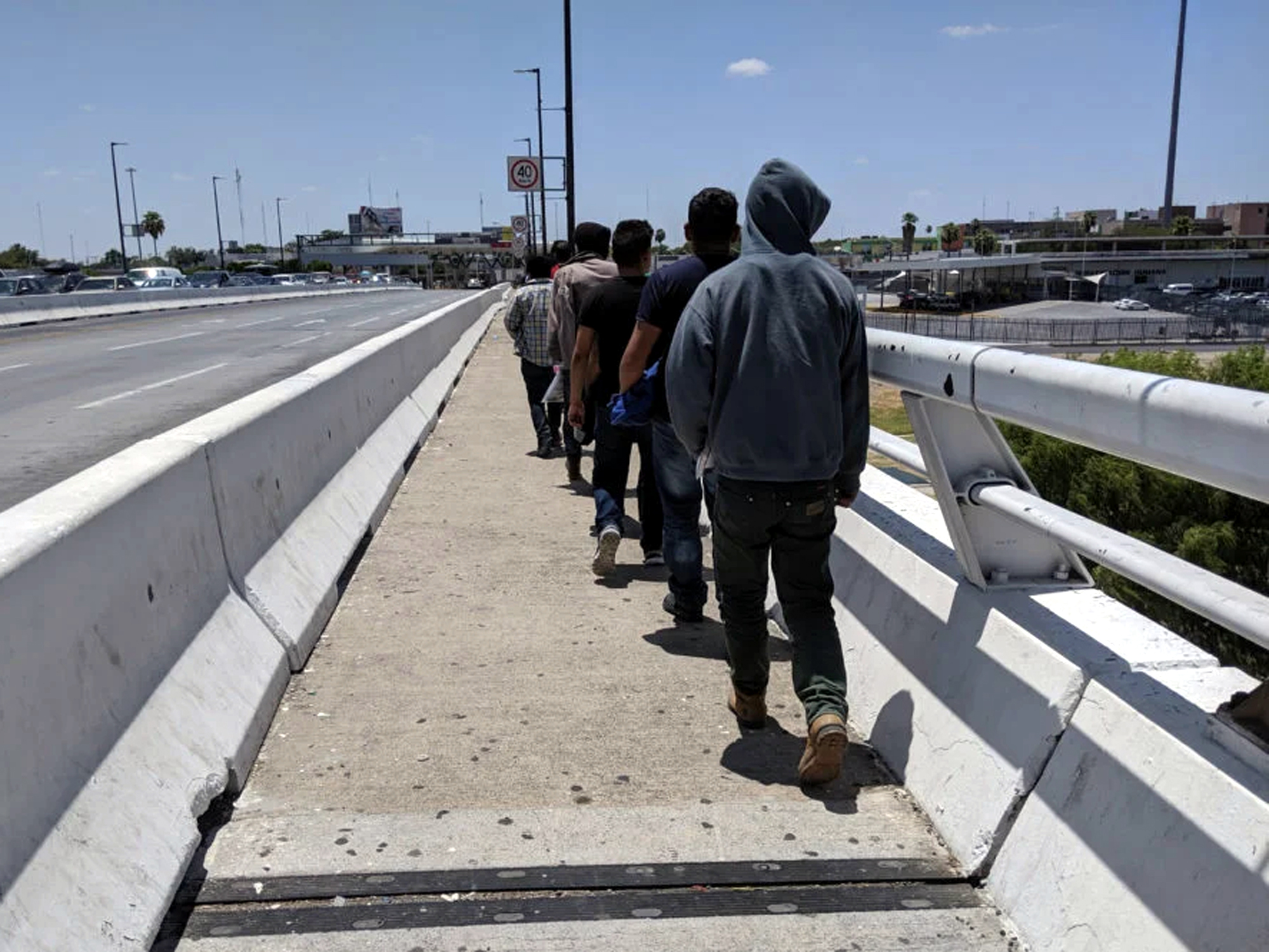 Personas repatriadas en Nuevo Laredo reciben apoyo de transporte y orientación del Instituto Tamaulipeco para el Migrante