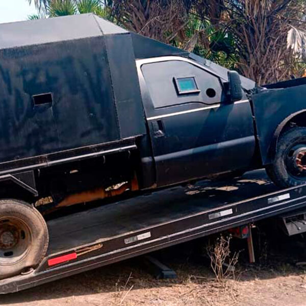 Camioneta blindada tipo "monstruo" asegurada entre la maleza en operativo en Tamaulipas