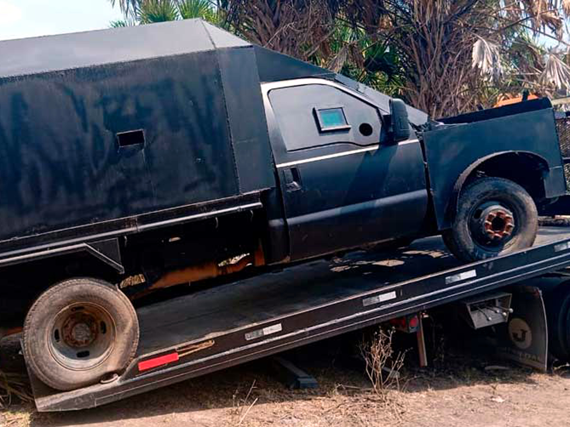 Camioneta blindada tipo "monstruo" asegurada entre la maleza en operativo en Tamaulipas