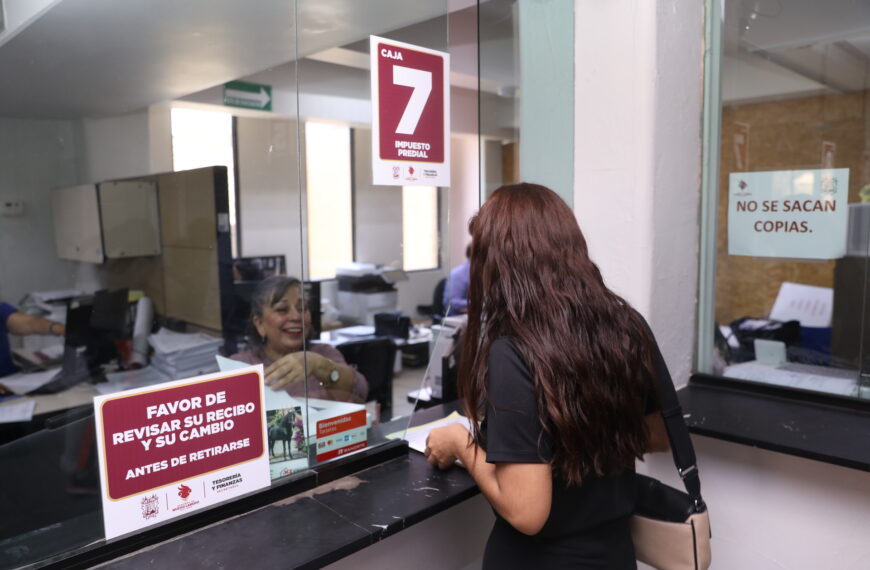 Ciudadana paga impuesto predial en caja de Tesorería en Nuevo Laredo