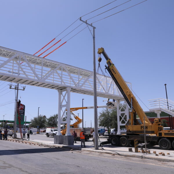 Avanza instalación del nuevo puente peatonal sobre Carretera Nacional en Colinas del Sur