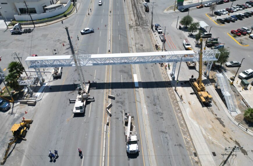Avanza construcción del puente peatonal en carretera nacional kilómetro 10; instalan estructura
