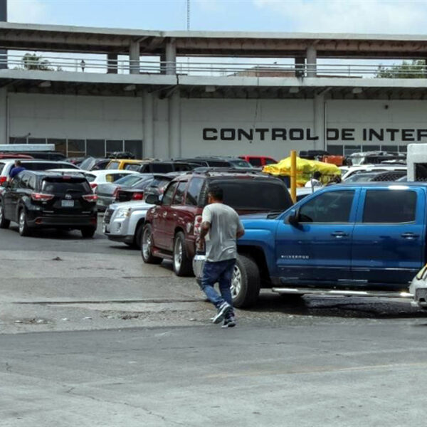 Módulo de atención del operativo Héroes Paisanos en Nuevo Laredo con afluencia de vehículos y familias provenientes de EE.UU.