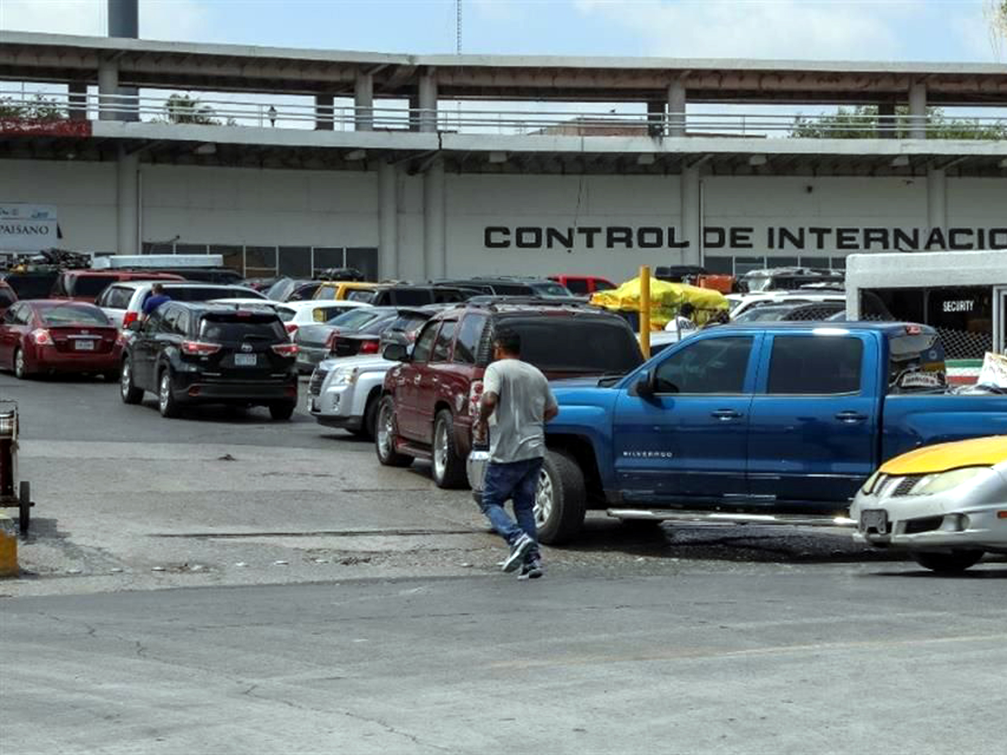 Módulo de atención del operativo Héroes Paisanos en Nuevo Laredo con afluencia de vehículos y familias provenientes de EE.UU.