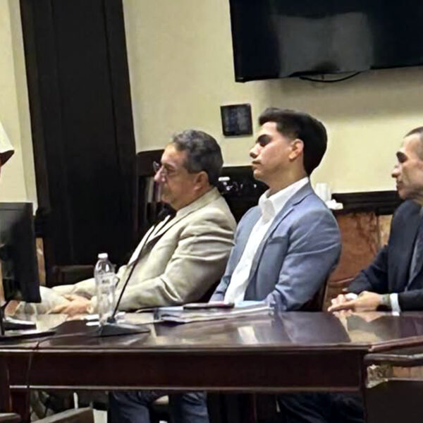 Golpes, fracturas y polémica: Hijo de jueza en Laredo se declara culpable de agresión y la sentencia causa indignación entre las víctimas