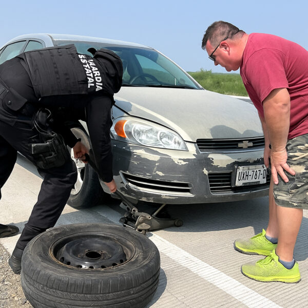 Guardia Estatal auxilia a conductor varado en autopista Monterrey-Nuevo Laredo