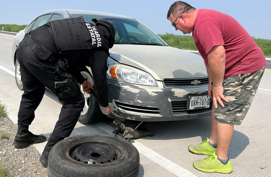 Guardia Estatal auxilia a conductor varado en autopista Monterrey-Nuevo Laredo