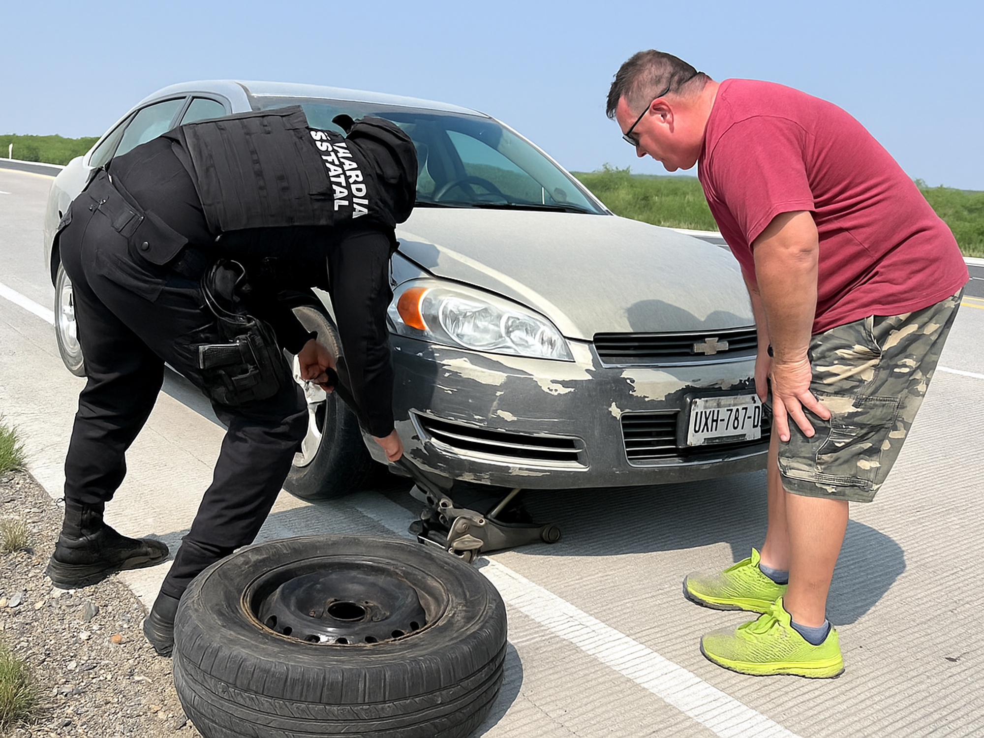 Guardia Estatal auxilia a conductor varado en autopista Monterrey-Nuevo Laredo