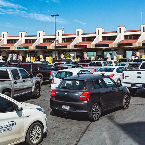 🚗✨ ¿Cruzarás a Laredo Texas en Semana Santa? Hay buenas noticias para ti…Autoridades abrirán carriles extra para agilizar los cruces. ¡Mira cuándo y dónde! 👇
