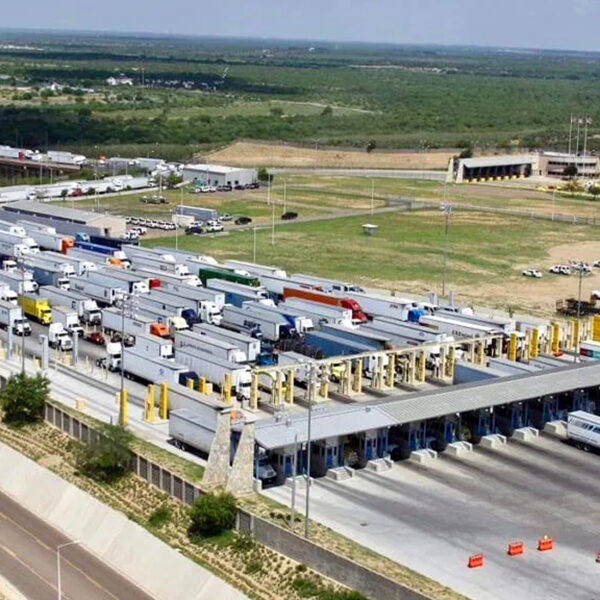 Camiones cruzando el puente internacional en Laredo, Texas, reflejando el comercio entre México y Estados Unidos