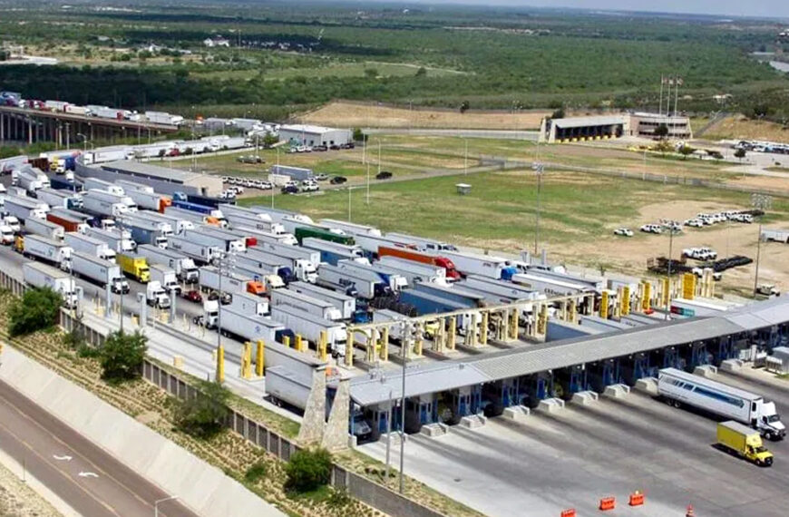 Camiones cruzando el puente internacional en Laredo, Texas, reflejando el comercio entre México y Estados Unidos