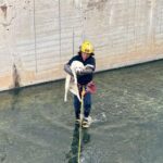Bombero rescatando perro en canal pluvial de Nuevo Laredo