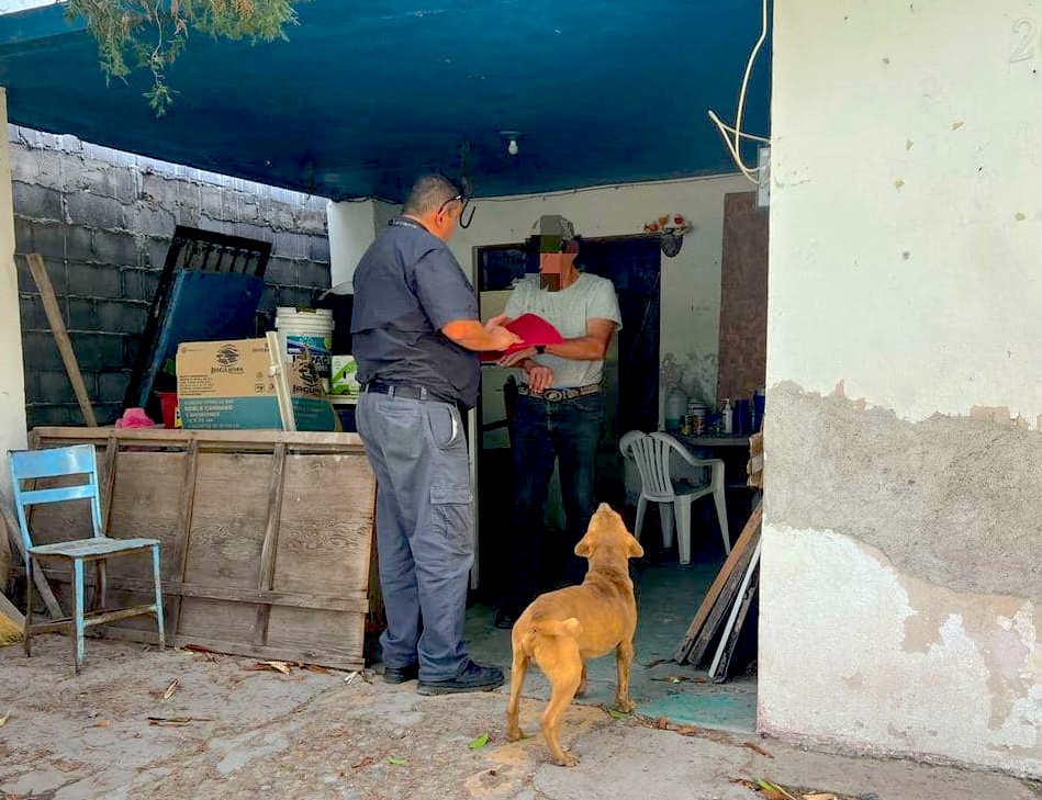 Inspector de Bienestar Animal entregando notificacin en domicilio con presencia de perro en Nuevo Laredo