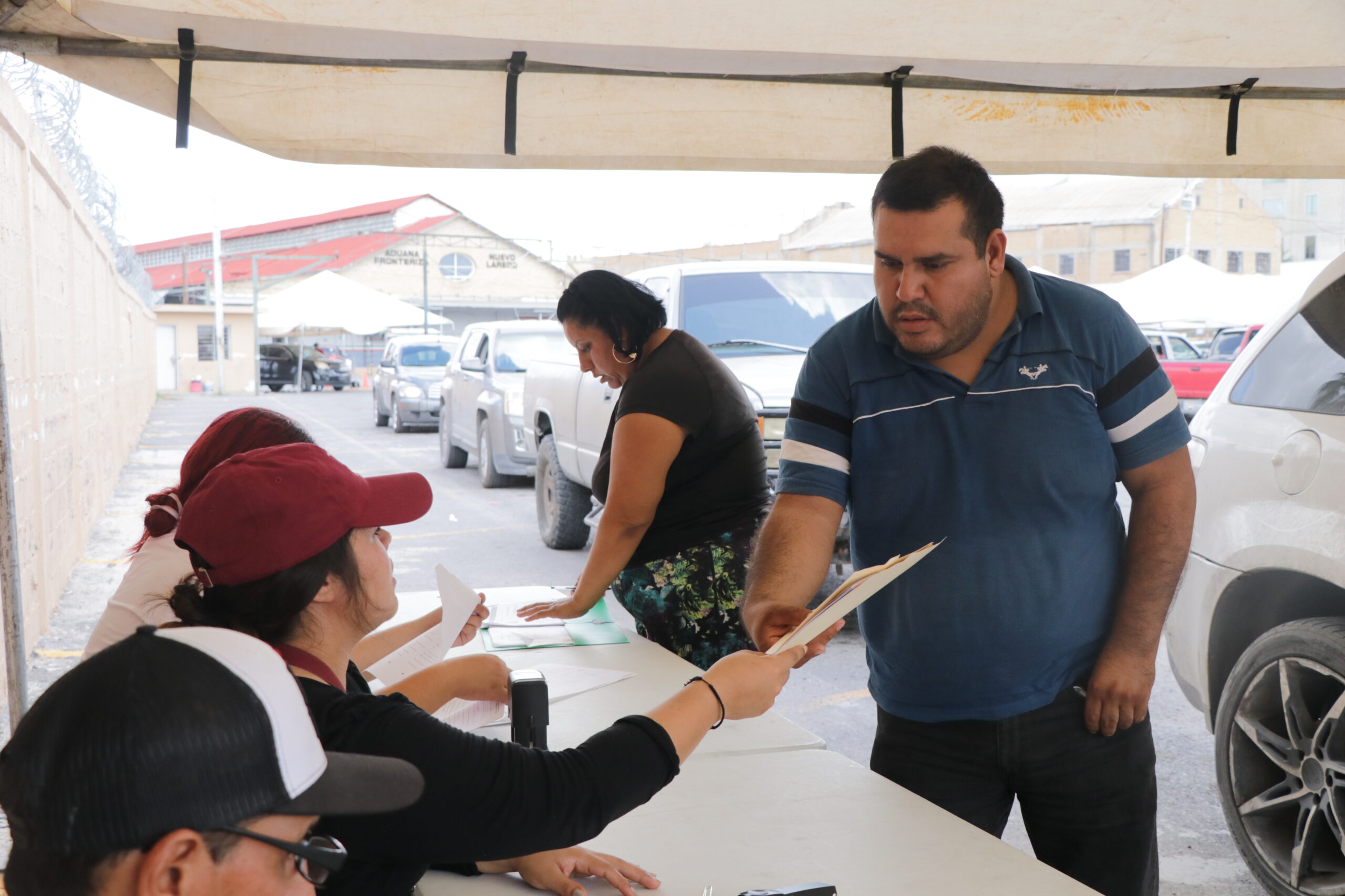 Servidores pblicos de Nuevo Laredo brindan atencin en programa de autos chocolate